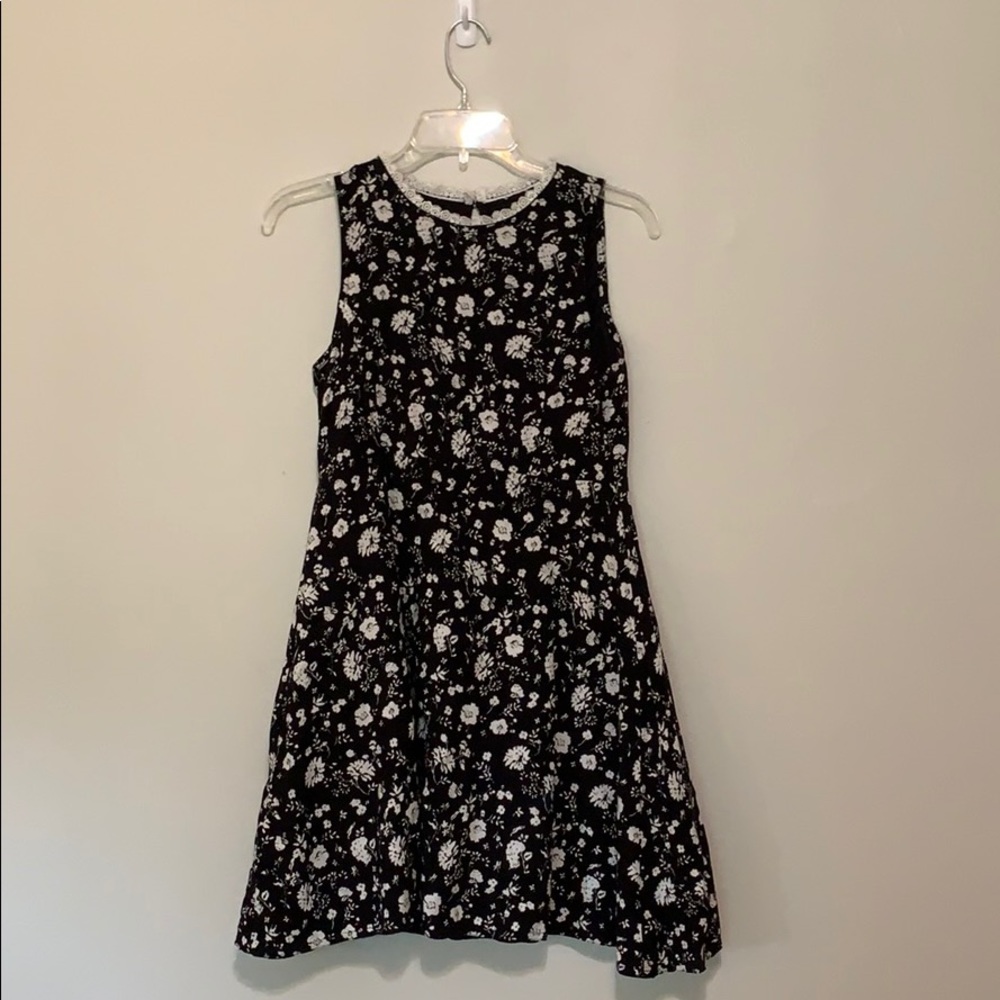 5/$15 ‼️  Black & White Floral Swing Keyhole Neck Dress